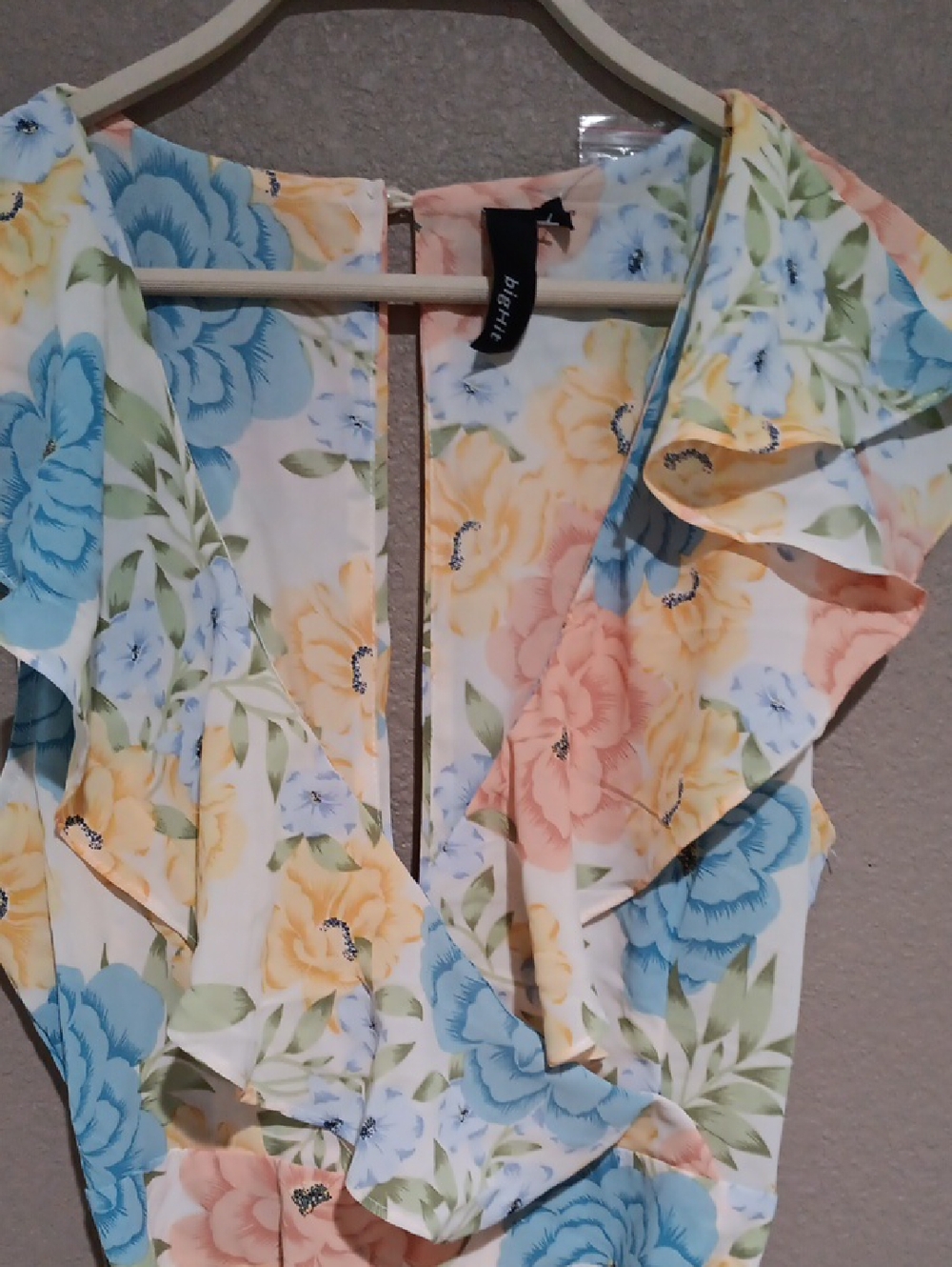 bigHitFloral Ruffle V-Neck Romper with Belt - Picture 2 of 10